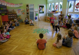 dzieci tańczące w klasie